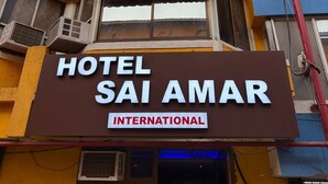 Un letrero de hotel con la inscripción 'HOTEL SAI AMAR INTERNATIONAL'.
