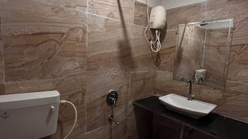 Deluxe tweepersoonskamer, uitzicht op de stad | Badkamer