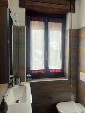 Bathroom - Vrbo Property (Aprica)