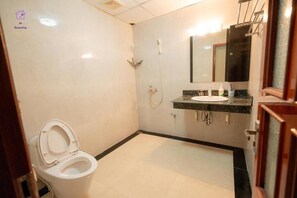Basic-Studio, Balkon | Badezimmer | Badewanne und Dusche (separat)