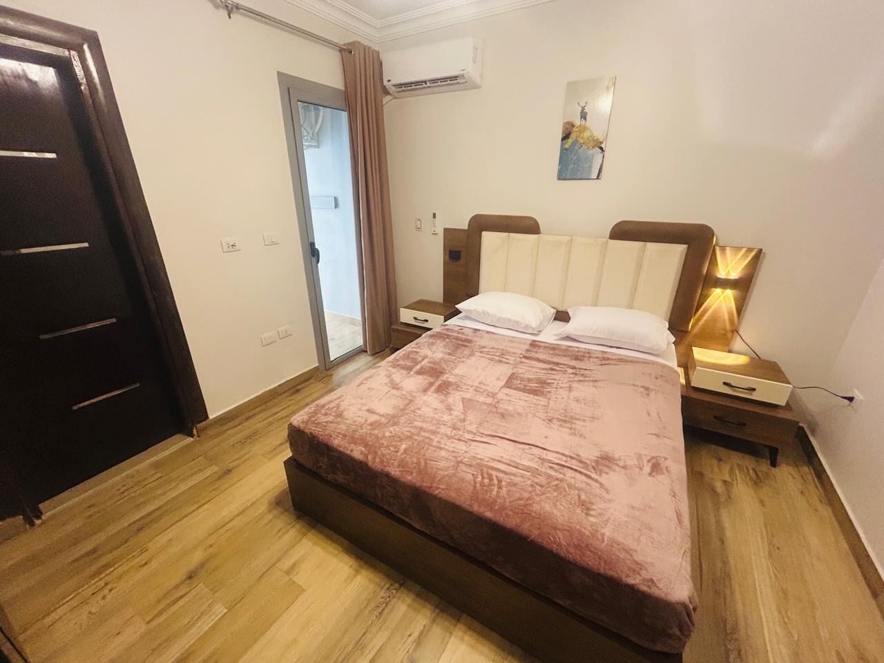 Deluxe Apartment, Balcony | Laptop workspace, iron/ironing board, free WiFi