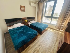 Deluxe-huoneisto, parveke, kaupunkinäköala | Kannettavalle tietokoneelle sopiva työtila, silitysrauta/-lauta
