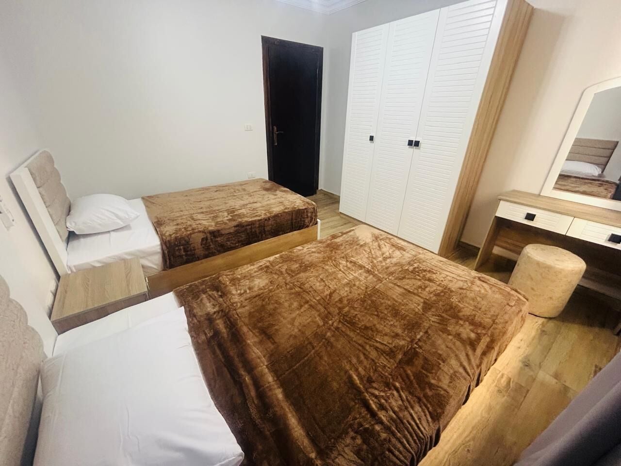 Laptop workspace, iron/ironing board, free WiFi