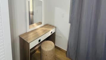 Departamento Deluxe, balcón | Espacio para trabajar con laptop y tabla de planchar con plancha