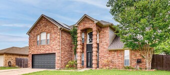 Spacious 5-Bedroom Luxury Villa in Burleson, TX – Private Pool Sleeps 18