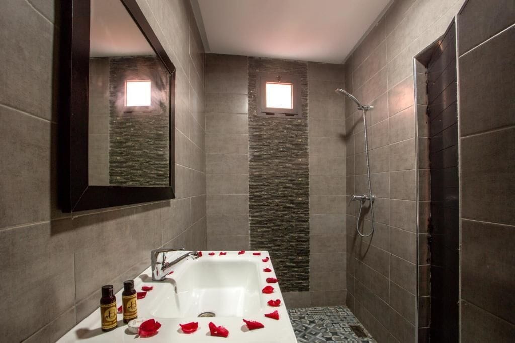 Tina, amenidades de baño gratuitas, secadora de cabello, toallas 