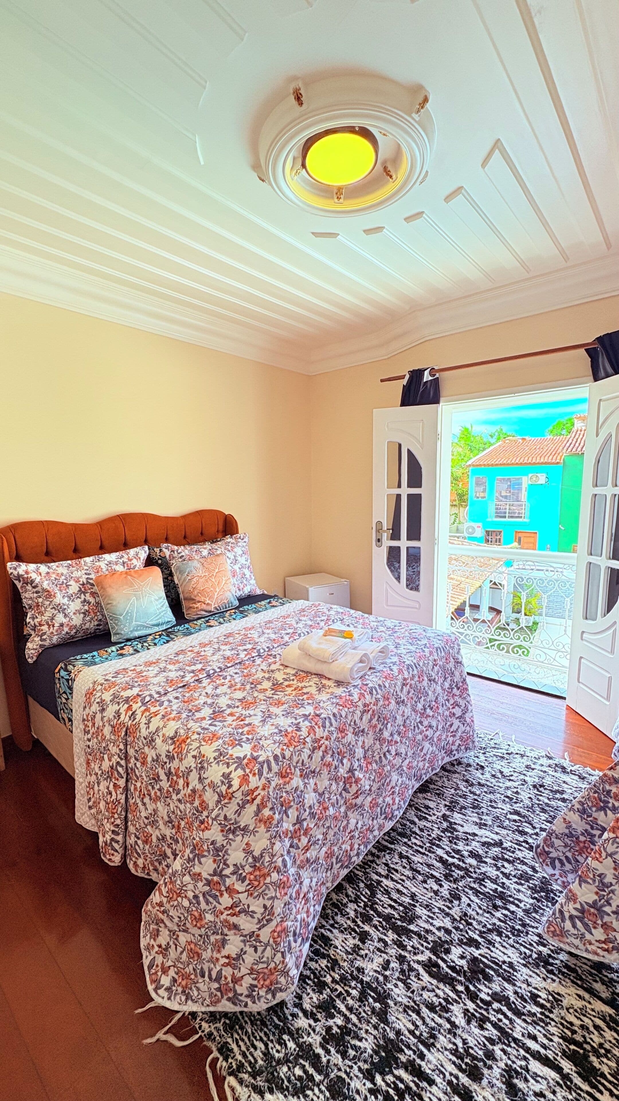 Quarto, sacada, vista para a piscina | Roupas de cama premium, camas com colchões pillow-top, Wi-Fi de cortesia