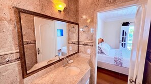 Camera, balcone, vista piscina | Bagno | Doccia, asciugamani, sapone, shampoo