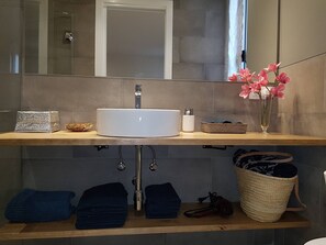 Apartment, 1 Bedroom, Smoking, Fireplace | Bathroom - Gava Mar Apartment With Beach View (Gava)