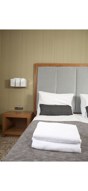 Tabla de planchar con plancha, wifi y ropa de cama 