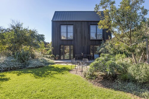 Botanica Coastal - Designer Retreat with Garden + Deck