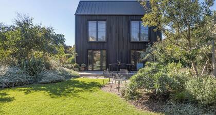 Botanica Coastal - Designer Retreat with Garden + Deck