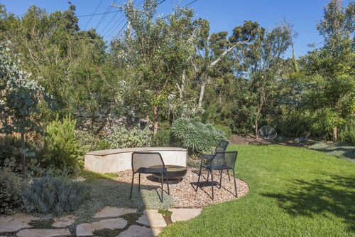 Botanica Coastal - Designer Retreat with Garden + Deck