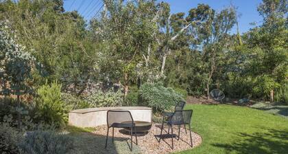 Botanica Coastal - Designer Retreat with Garden + Deck