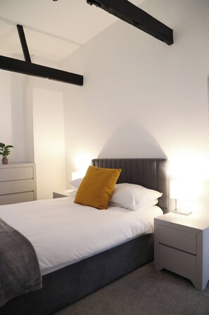 Iron/ironing board, Internet, bed sheets - Bright & Modern 2 Bed Apartment in the heart of Windsor - opposite the Castle (Windsor)