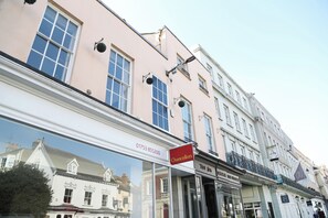 Exterior - Bright & Modern 2 Bed Apartment in the heart of Windsor - opposite the Castle (Windsor)