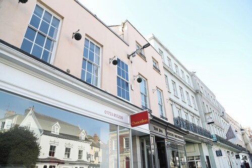 Bright & Modern 2 Bed Apartment in the heart of Windsor - opposite the Castle