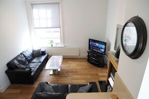Living area - Bright & Modern 2 Bed Apartment in the heart of Windsor - opposite the Castle (Windsor)