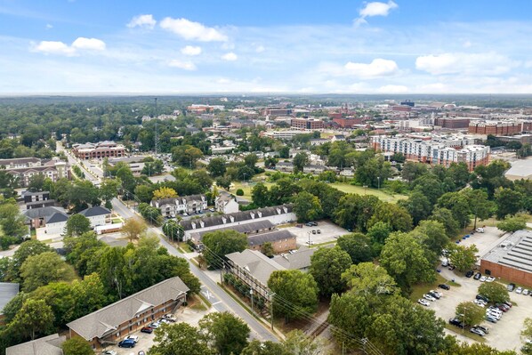 An aerial view of a campus with multiple buildings, roads, and green spaces. - Roaring On Ross in Downtown Auburn, 1BR/1BA that sleeps 4! (Auburn)