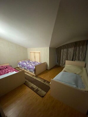 5 habitaciones, tabla de planchar con plancha, wifi y ropa de cama 
