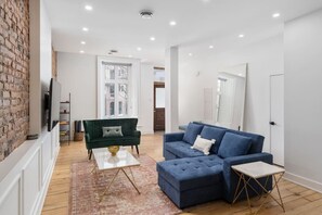 TV - Chic & Spacious Plateau Hideaway – Sleeps 4+ (Montreal)