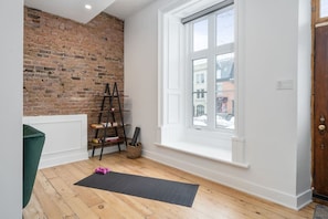 Interior - Chic & Spacious Plateau Hideaway – Sleeps 4+ (Montreal)