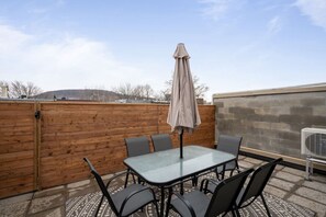Outdoor dining - 2-Story Penthouse loft w/ Private Terrace (Montreal)