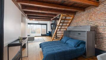 Desk, iron/ironing board, WiFi, bed sheets