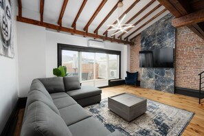 TV - 2-Story Penthouse loft w/ Private Terrace (Montreal)