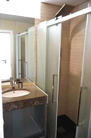 Shower, hair dryer, bidet, towels - Paradise view - Funchal (Funchal)