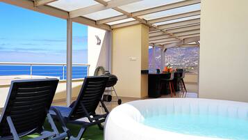 Indoor spa tub