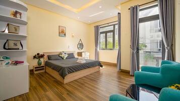 Phòng Deluxe, cạnh bãi biển | Bộ đồ giường cao cấp, chăn bông, két bảo mật tại phòng, bàn