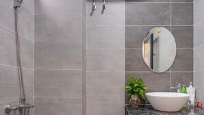 Shower, pengering rambut, sandal, dan handuk