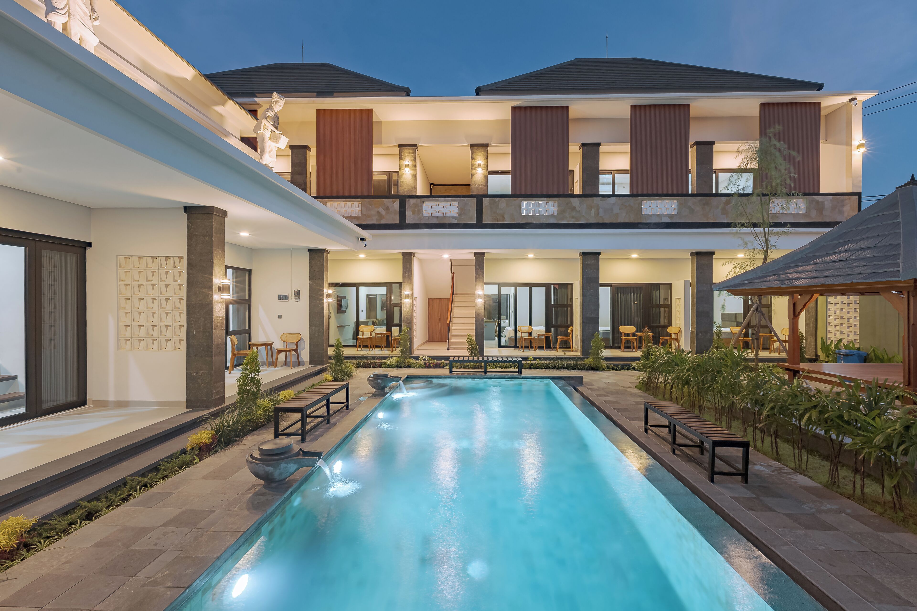 Una piscina al aire libre