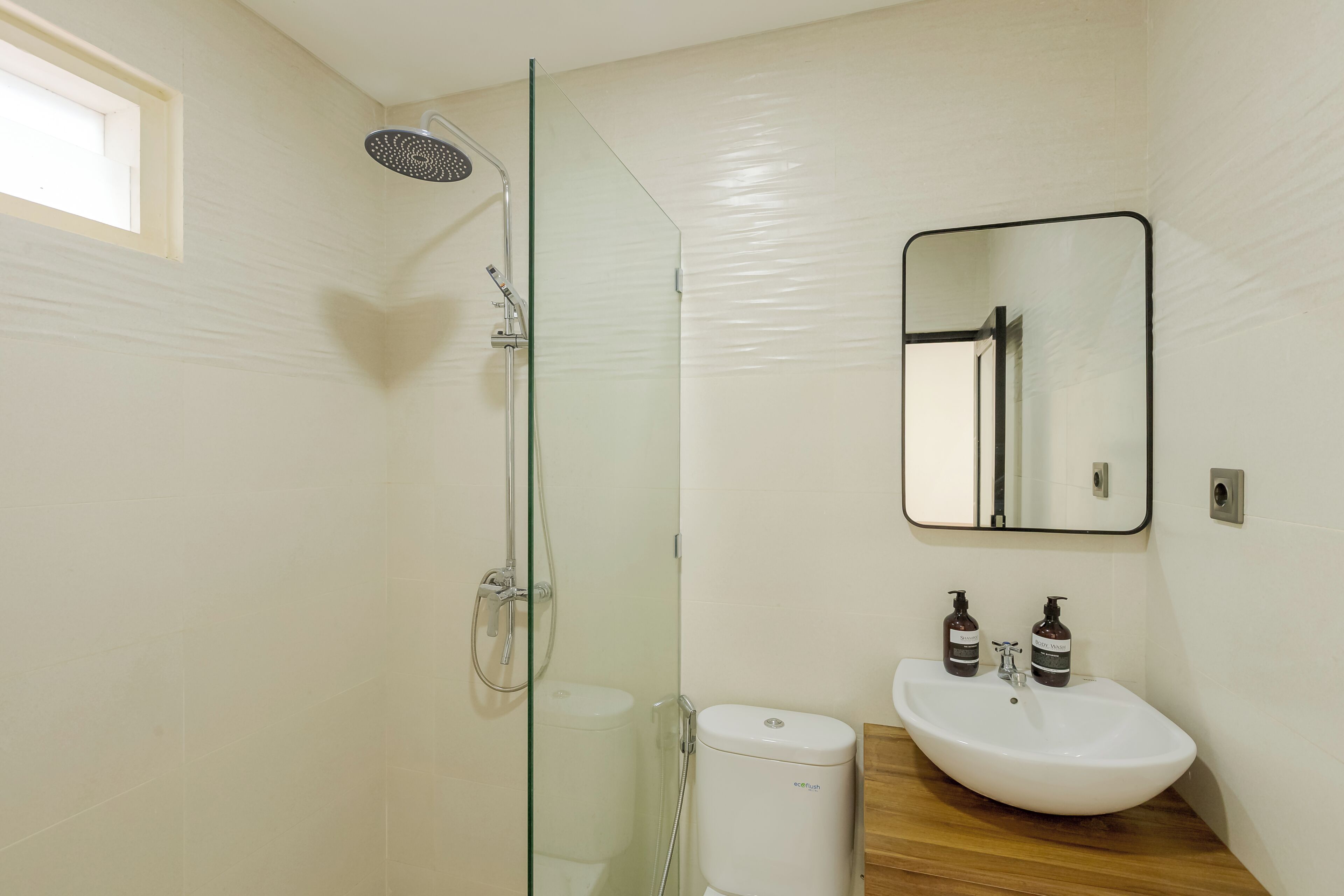 Ducha, artículos de higiene personal gratuitos, jabón y champú