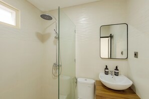Regadera, amenidades de baño gratuitas, jabón, shampoo 