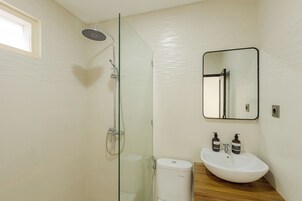 Chuveiro, produtos de toalete grátis, sabonete, shampoo