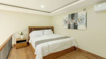 Desk, laptop workspace, free WiFi, bed sheets