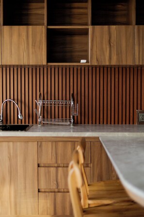 Estudio Confort, vista al jardín | Cocina privada