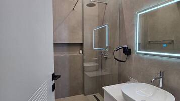 Deluxe Triple Room, Sea View | Bathroom | Shower, free toiletries, towels, shampoo