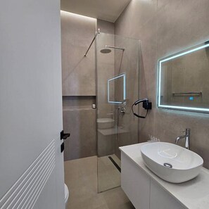 Kamar Triple Deluks, pemandangan laut | Kamar mandi | Shower, perlengkapan mandi gratis, handuk, dan sampo