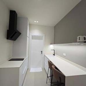 Desk, free WiFi - Suites By Jordan's Hotel (Vlore)