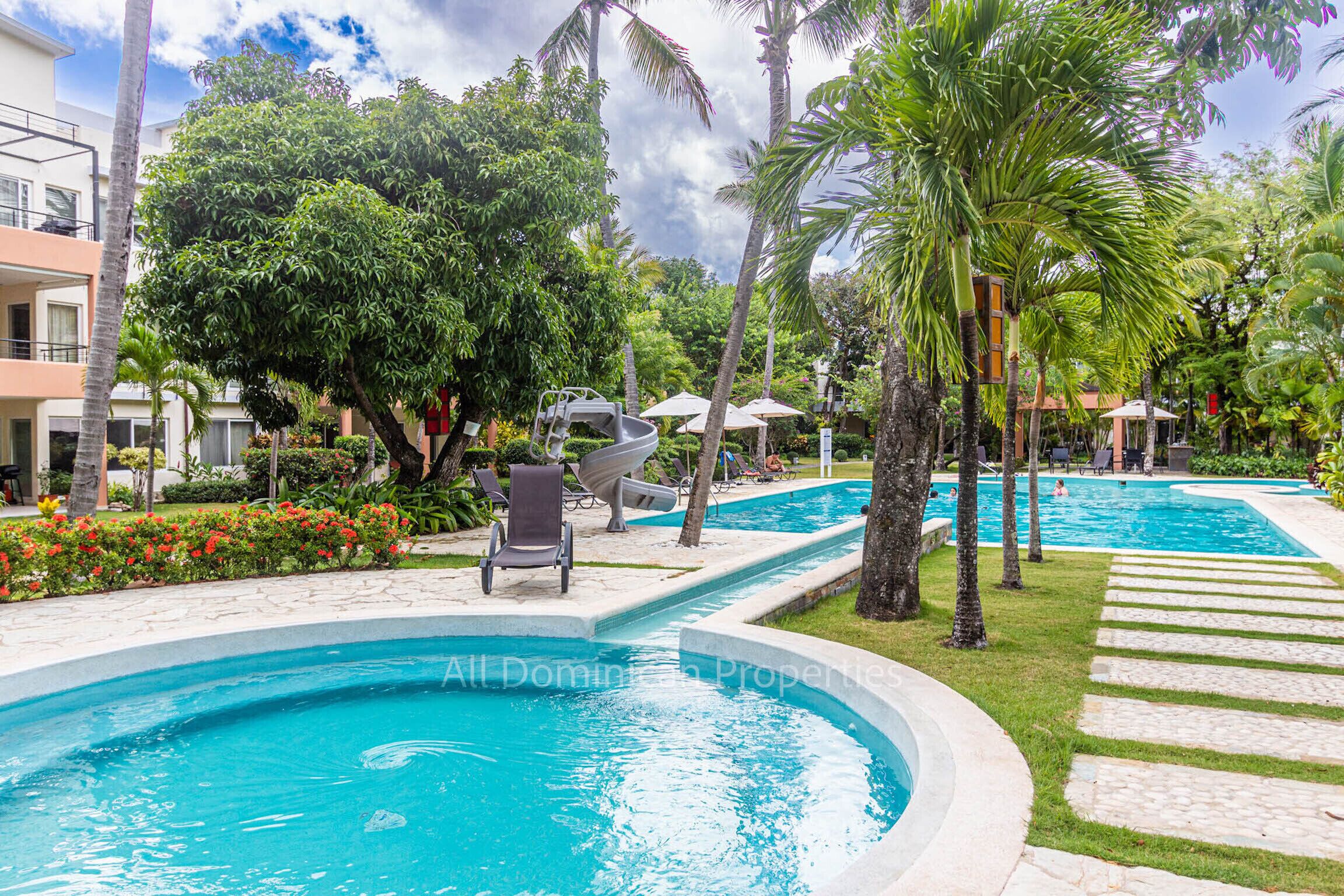 Departamento, 2 habitaciones, balcón, vista al jardín | Alberca | Alberca al aire libre 