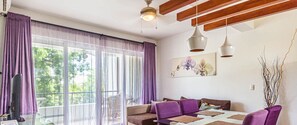 Departamento, 2 habitaciones, balcón, vista al jardín | Sala de estar