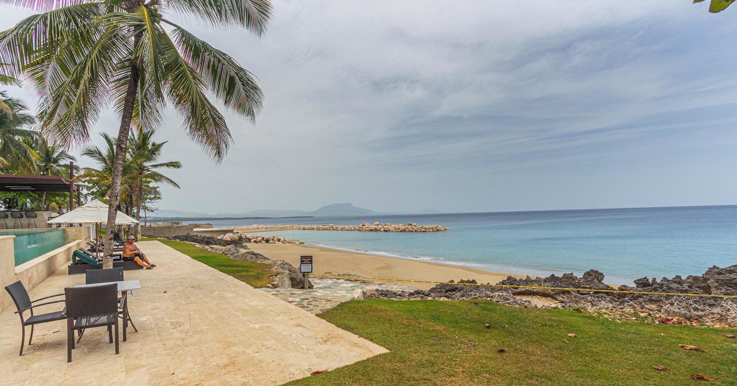 Apartamento, 2 quartos, sacada, vista para o jardim | Praia