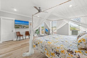 Tabla de planchar con plancha, cuna de viaje, wifi gratis y ropa de cama