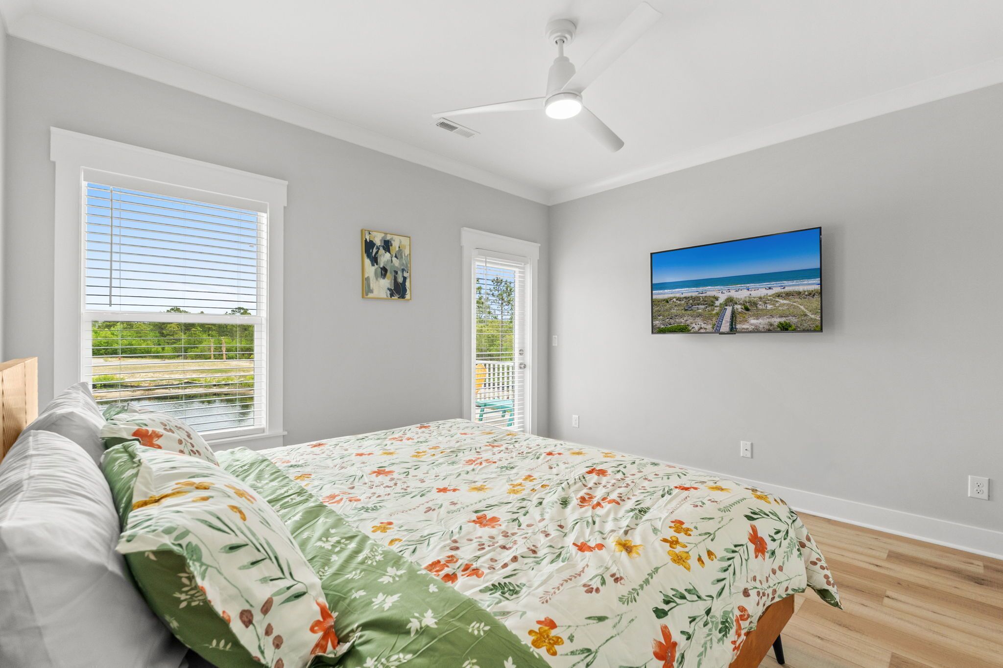 Iron/ironing board, travel crib, free WiFi, bed sheets