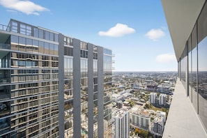 Un immeuble de grande hauteur, doté de nombreux étages et de grandes fenêtres, offrant une vue sur le paysage urbain.