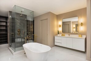 Shower, hair dryer, shampoo - Waterfront Opulent Sky Penthouse / Aria Reserve (Miami)