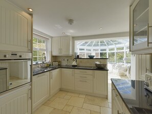 Dishwasher, cookware/dishes/utensils - Mays Cottage (Wadebridge)